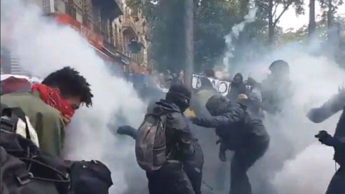 Παρίσι: Άγριες συγκρούσεις της αστυνομίας με διαδηλωτές κατά του Μακρόν